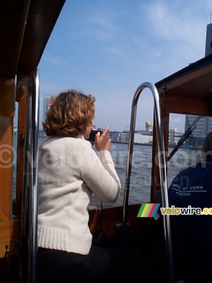 [Les Pays-Bas - Rotterdam] Isabelle prend une photo sur le 'taxi sur l'eau' (261x)