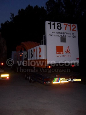 The 118 712 caravane of France Telecom / Orange on their truck (988x)