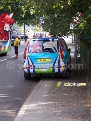 Our car for that day  - [1 day in the La Vache Qui Rit 'caravane'] (1026x)