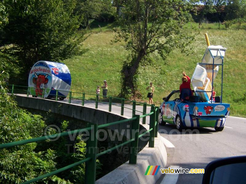 De La Vache Qui Rit verpakking en één van de auto's in een bocht  - [1 dag in de reclamecaravaan van La Vache Qui Rit]