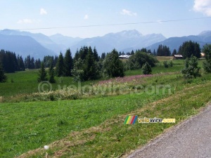 A very nice view on our way - [1 day in the La Vache Qui Rit 'caravane'] (1361x)