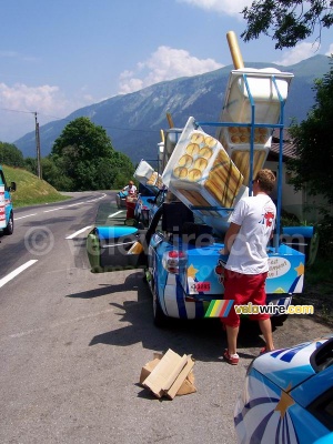 Refill: Thibault is getting rid of the packaging - [1 day in the La Vache Qui Rit 'caravane'] (719x)