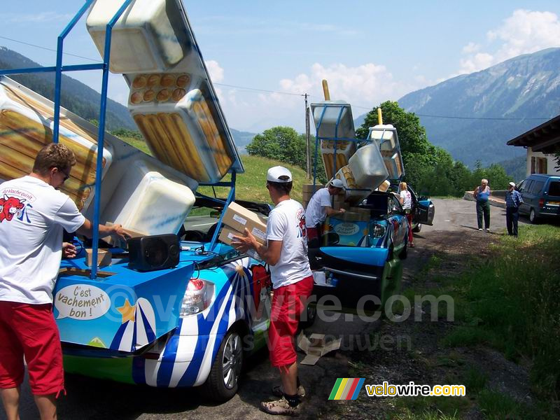 Bijvullen: en 2 oude mannetjes kijken toe - [1 dag in de reclamecaravaan van La Vache Qui Rit]