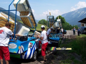 Refill: and 2 old men are watching - [1 day in the La Vache Qui Rit 'caravane'] (1039x)