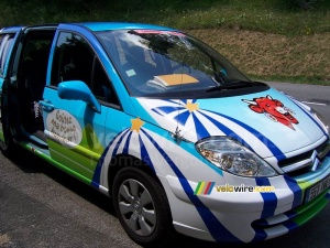 Notre voiture au soleil 1 - [1 jour dans la caravane de La Vache Qui Rit] (976x)