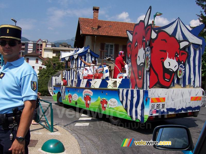 Close-up van de vrachtwagen ... en een politieagent - [1 dag in de reclamecaravaan van La Vache Qui Rit]