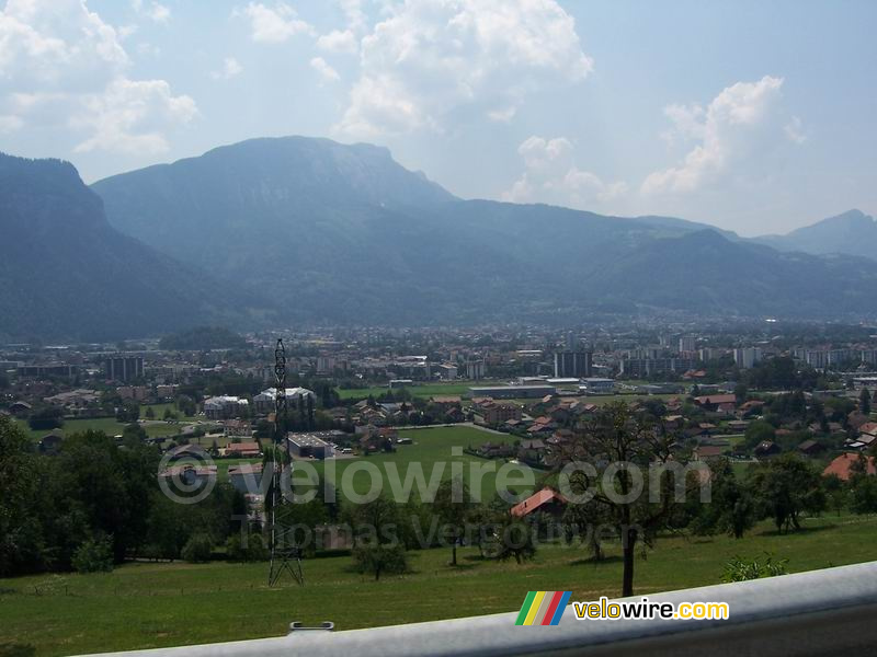 Uitzicht over Cluses in de bergen - [1 dag in de reclamecaravaan van La Vache Qui Rit]
