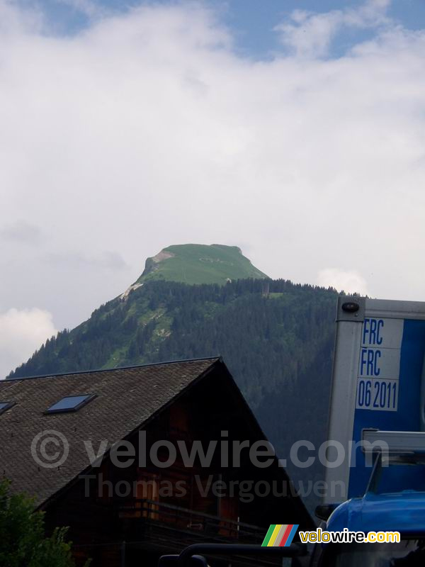 Bergtop met fietsje gemaaid in het gras - [1 dag in de reclamecaravaan van La Vache Qui Rit]