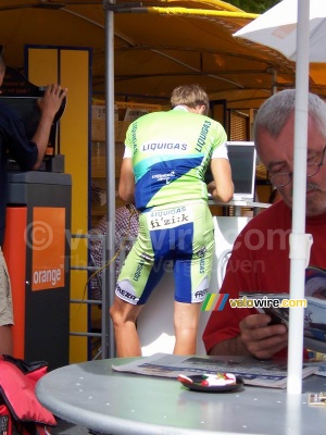 Au Village Départ les coureurs lisent leurs e-mails à l'espace Orange (734x)