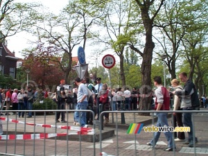 [The Netherlands - Rotterdam] A queue of people waiting near the house of Pim Fortuyn (429x)