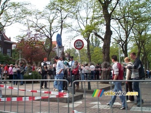 [The Netherlands - Rotterdam] A queue of people waiting near the house of Pim Fortuyn (248x)