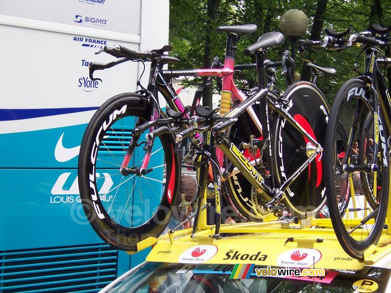 De fiets van Gilberto Simoni op het dak van de auto