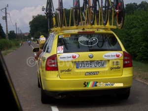 Simoni et sa voiture de suiveur (634x)