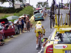 Simoni et sa voiture de suiveur (3) (807x)