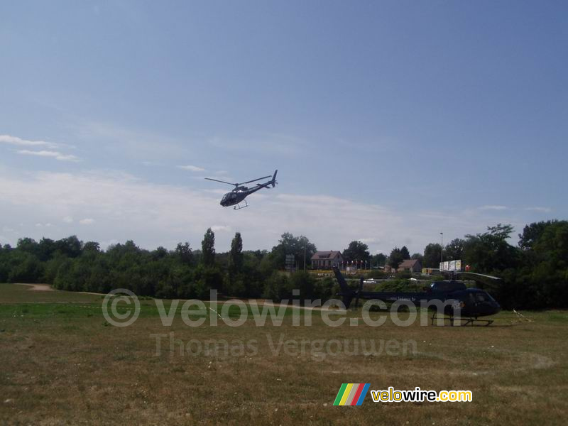 Eén van de helicopters is al vertrokken ...