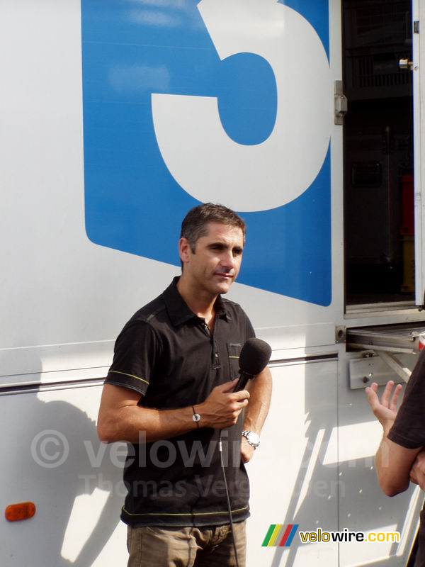 Laurent Jalabert voor de opname van zijn dagelijkse analyse voor France 2 & Orange