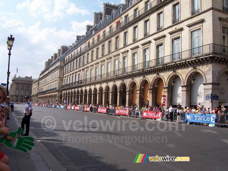 Na een flits renners heb je dan een lege Rue de Rivoli