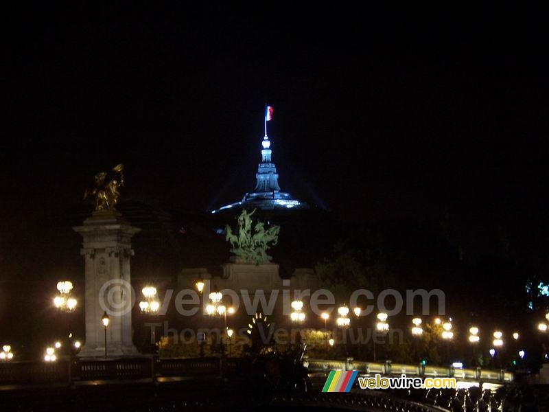 De Pont Alexandre III met daarachter het dak van het Grand Palais (2)