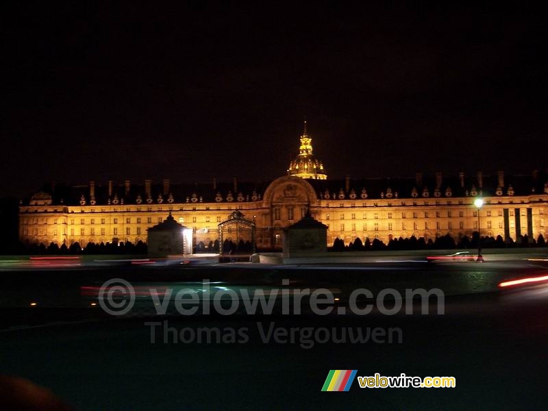 Invalides - met op de rotonde voorbijsnellende auto's