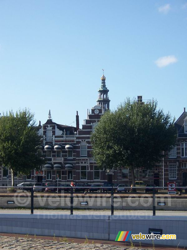 Huisjes op de kade met daarachter de 