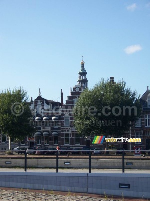 Quelques maisons sur le quai avec la tour 'Lange Jan' derrière (210x)