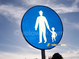 Traffic sign pedestrian path (light effect) (4831x)