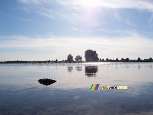 The bright sun above the lake (454x)