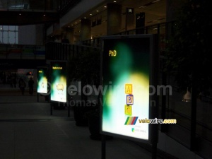 En arrivant à l'aéroport d'Hong Kong ... plein de pubs ABN-Amro (339x)