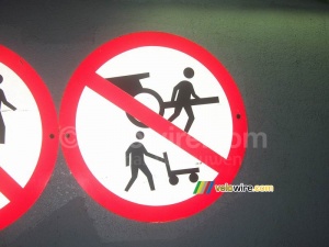 Panneau marrant : chariots interdits (5876x)