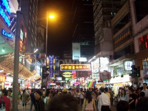 Une rue commerçante très fréquentée dans le quartier Mong Kok (1228x)