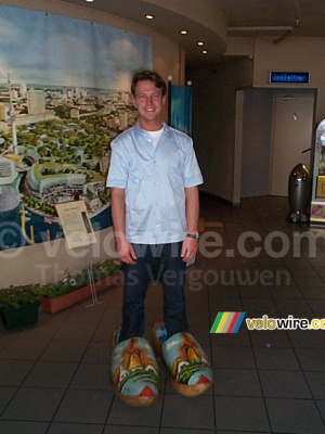 [The Netherlands - Rotterdam] Gilbert with large wooden shoes (456x)