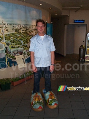 [The Netherlands - Rotterdam] Gilbert with large wooden shoes (276x)