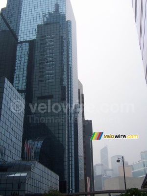 Le reflet de la Wan Chai Tower dans le Shui On Centre (446x)