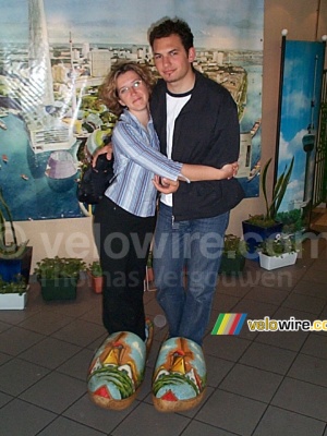 [The Netherlands - Rotterdam] Cédric & Isabelle with large wooden shoes (315x)