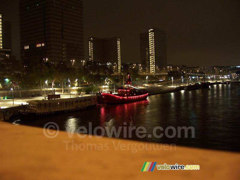 Boot met op de achtergrond de Bibliothèque Nationale de France (BNF)