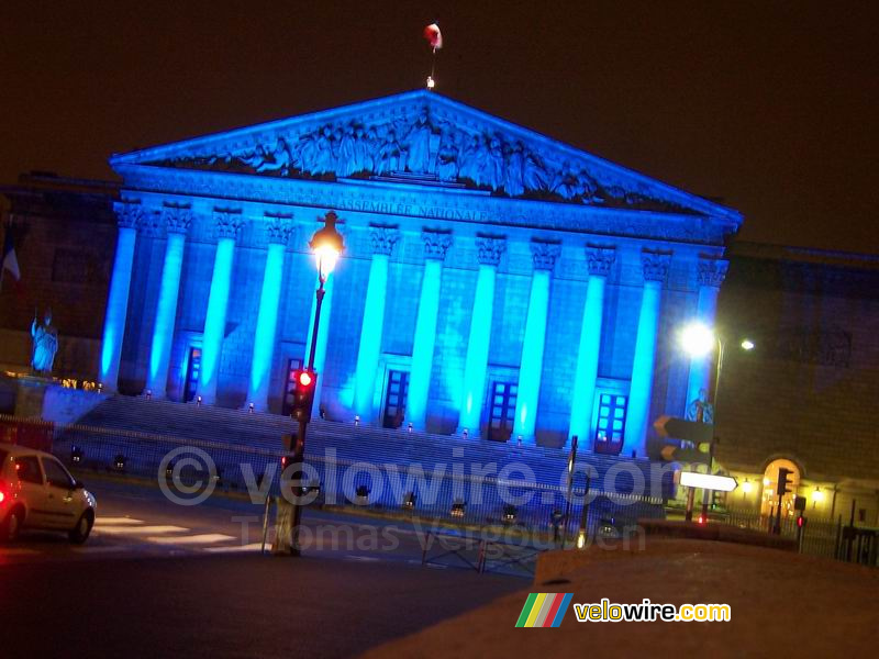 De Assemblée Nationale blauw verlicht