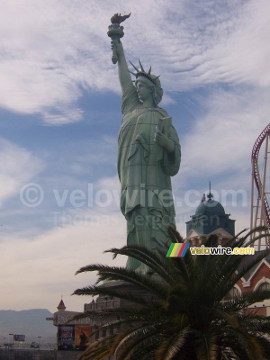 Une réplique de la Statue de la Liberté devant l'hôtel New York New York (384x)