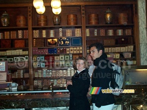 [The Netherlands - Amsterdam] Cédric & Isabelle in the cigar store Hajenius (666x)