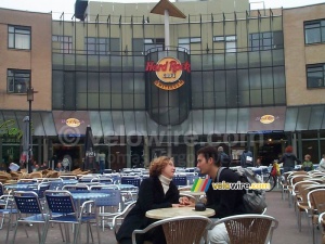 [The Netherlands - Amsterdam] Cédric & Isabelle in front of Hard Rock Café Amsterdam (600x)