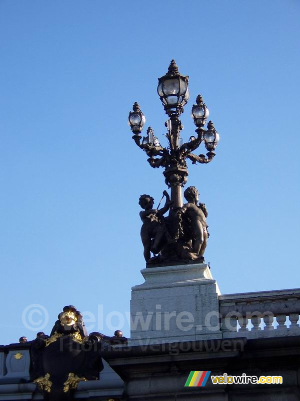 Een van de beeldjes op de Pont Alexandre III