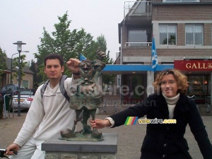 [Les Pays-Bas] Cédric & Isabelle avec le 'Bosuil' (hulotte - la mascotte de carnaval d'Ulvenhout) (353x)