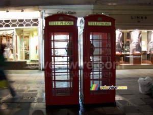 Deux cabines téléphoniques londoniennes (385x)