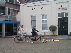 [The Netherlands] Cédric and Isabelle on their bicycle (632x)