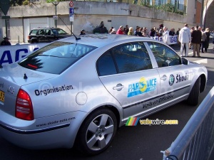 Une voiture officielle de l'organisation de Paris-Nice (328x)