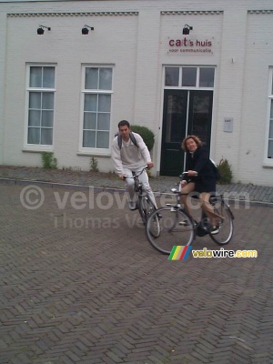 [The Netherlands] Cédric and Isabelle on their bicycle (480x)