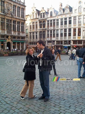 [Brussels] Cédric & Isabelle dancing at the Central Place (683x)