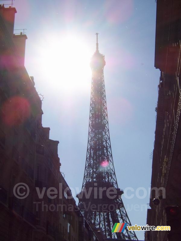 De Eiffeltoren naast de zon