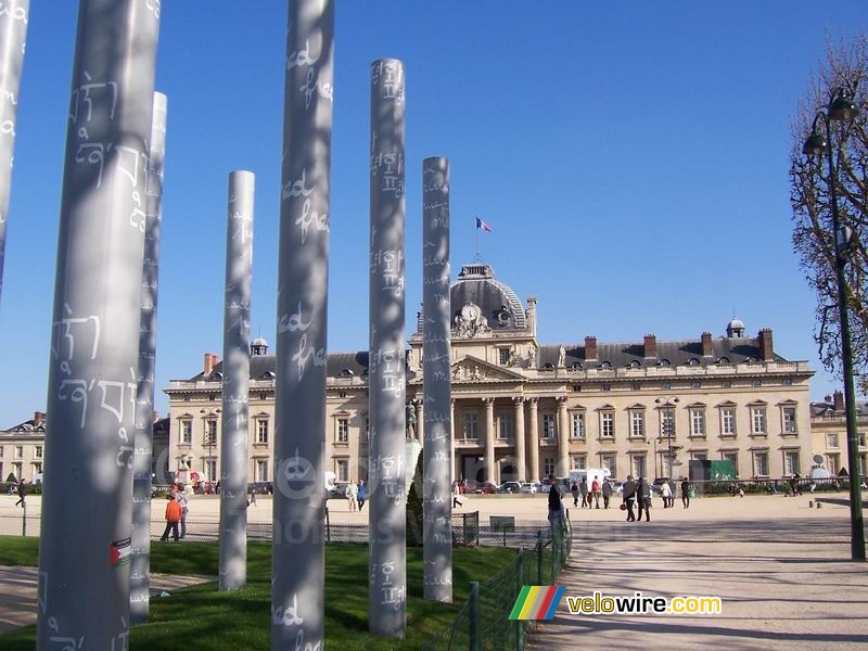 Ecole Militaire achter een deel van het monument 