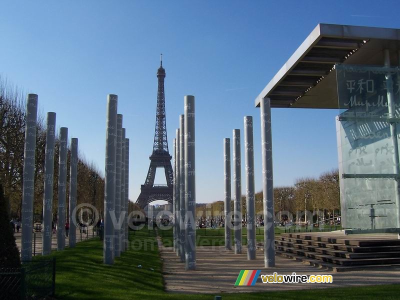 De Eiffeltoren achter het monument 