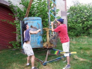 Florent and Bernie play with an abandoned manual crane (325x)